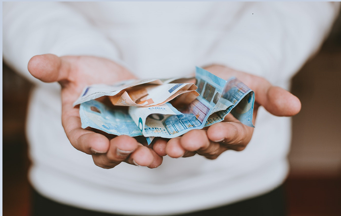 twee handen geopend met papier geld